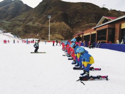 阳光小学的学生正在认真地听从滑雪教练的讲解