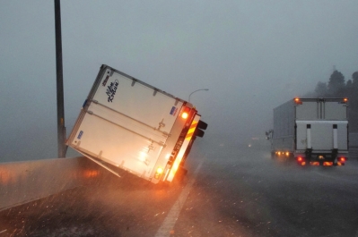 9月9日，在日本富里高速路上，一辆货车被强台风“法茜”吹倒。
