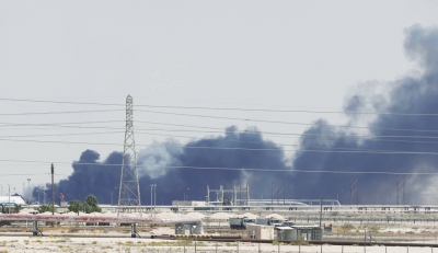 沙特阿美公司石油设施起火后冒出浓烟　□新华社照片