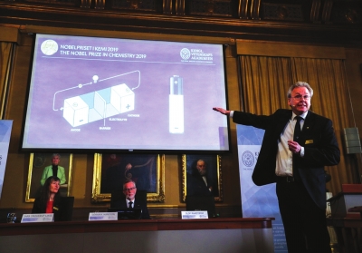 诺贝尔化学委员会成员奥洛夫·拉姆斯特伦（右）在2019年诺贝尔化学奖新闻发布会上就获奖者的贡献发言。新华社照片