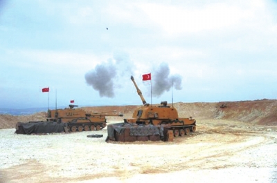 10月9日，土耳其武装部队在土叙边境对叙利亚北部的库尔德武装发动军事行动。　□新华社发土耳其国防部供图