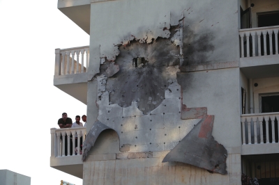 在土耳其努赛宾，一处建筑物遭遇来自叙利亚境内的炮击后受损　　□新华社照片