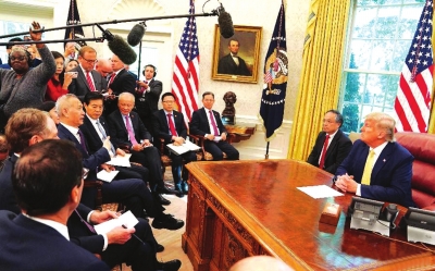 当地时间10月11日，美国总统特朗普在白宫椭圆形办公室会见刘鹤。