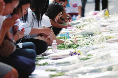 2月10日，在泰国呵叻府，民众在发生枪击案的大型商场外悼念遇难者。　　□新华社照片