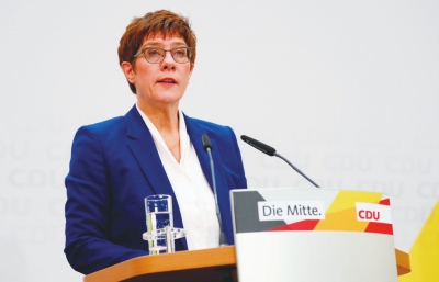 2月10日，在德国柏林，德国执政党基督教民主联盟（基民盟）主席安妮格雷特·克兰普·卡伦鲍尔在新闻发布会上讲话。