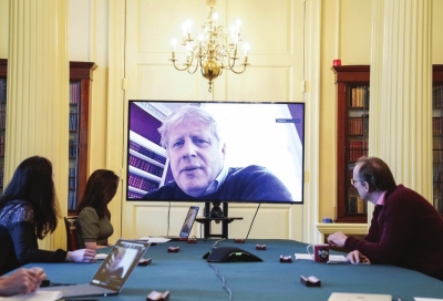 3月28日，在英国伦敦，英国首相鲍里斯·约翰逊通过视频指导工作。新华社照片