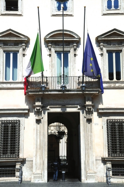 意大利总理府降半旗悼念因新冠肺炎逝世的人们。