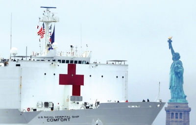 美国海军医院船“舒适”号驶过自由女神像。