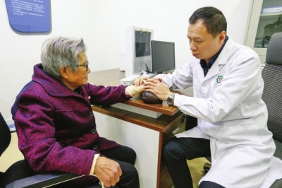 养护中心为老人检查身体