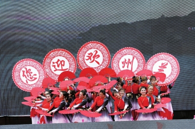 丰收节上的歌舞表演杨贵智摄